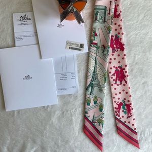 Hermès NWOT Les Nouveaux Amoureux de Paris twilly